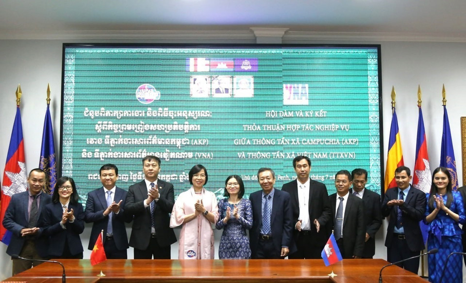 Đoàn đại biểu hai hãng thông tấn quốc gia Việt Nam-Campuchia tham dự lễ ký kết. (Ảnh: Hoàng Minh/TTXVN)