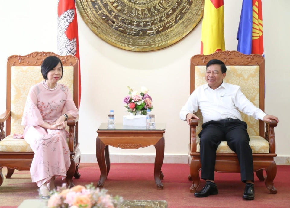 Đại sứ Việt Nam tại Campuchia Nguyễn Huy Tăng (bên phải) tiếp Tổng Giám đốc TTXVN Vũ Việt Trang và đoàn công tác TTXVN. (Ảnh: Hoàng Minh/TTXVN)