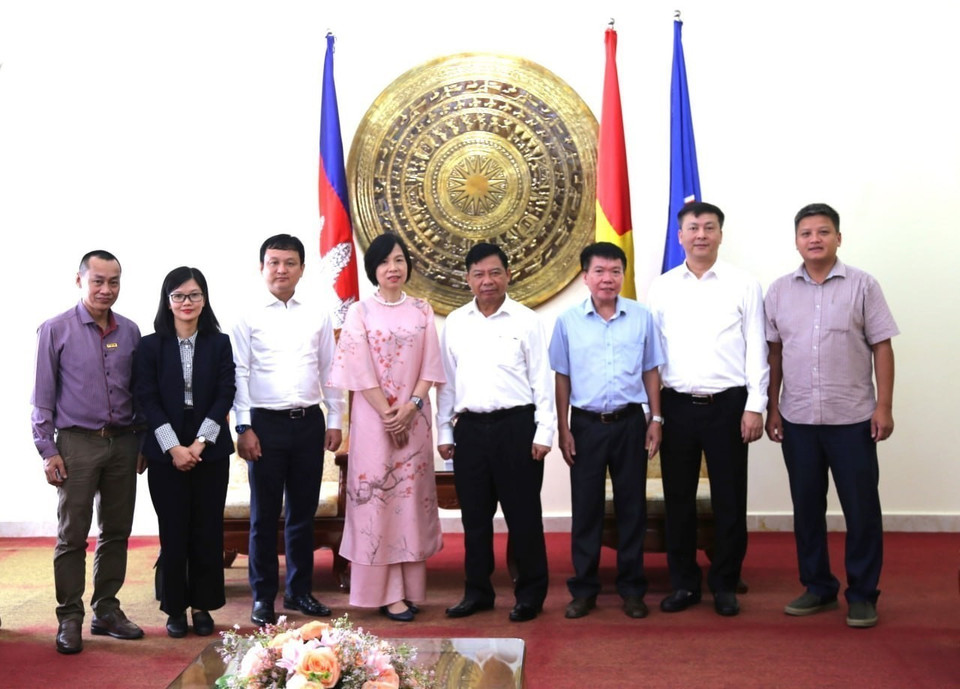 Đoàn đại biểu TTXVN, Đại sứ Nguyễn Huy Tăng (thứ 4, từ phải sang) và lãnh đạo các đơn vị trực thuộc Đại sứ quán Việt Nam tại Campuchia tại buổi tiếp Tổng Giám đốc Vũ Việt Trang và đoàn công tác TTXVN. (Ảnh: Hoàng Minh/TTXVN)