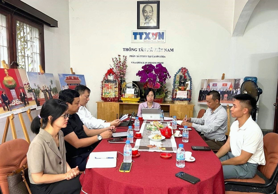 Tổng Giám đốc TTXVN Vũ Việt Trang và đoàn công tác làm việc với Cơ quan TTXVN thường trú tại Phnom Penh, Vương quốc Campuchia. (Ảnh: Hoàng Minh/TTXVN)