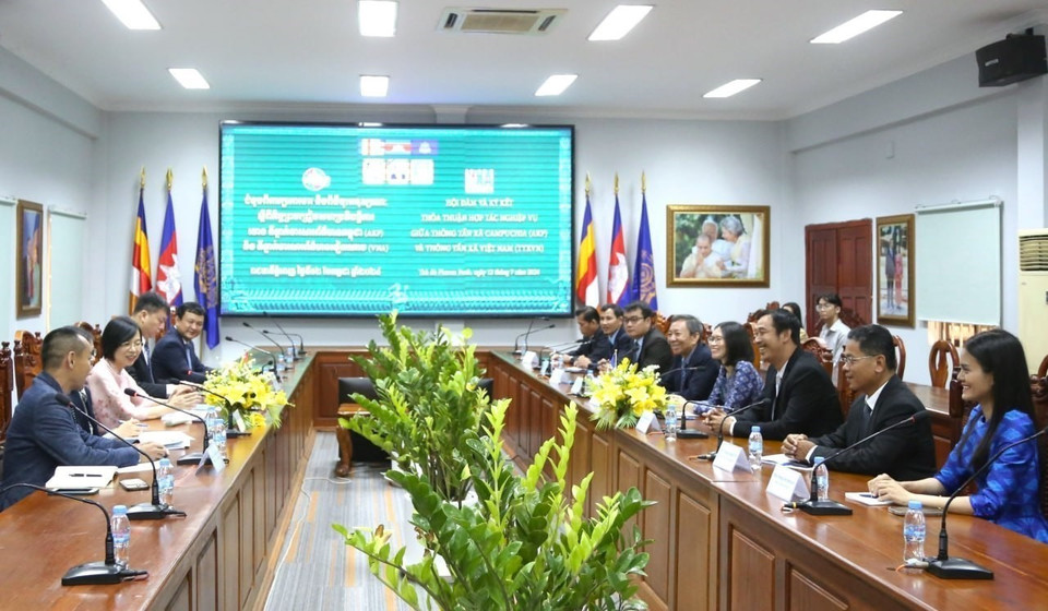 Quang cảnh hội đàm, ký kết thỏa thuận hợp tác nghiệp vụ giai đoạn mới giữa TTXVN và AKP. (Ảnh: Hoàng Minh/TTXVN)
