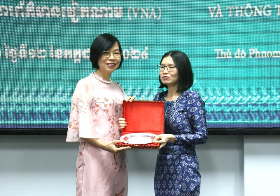 Lãnh đạo hai hãng thông tấn quốc gia Việt Nam và Campuchia trao đổi quà lưu niệm. (Ảnh: Hoàng Minh/TTXVN)