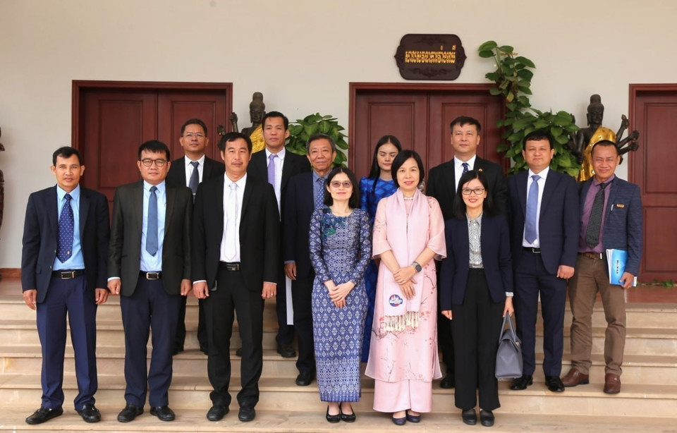 Đoàn đại biểu TTXVN và AKP tham dự hội đàm và ký kết Thỏa thuận hợp tác nghiệp vụ giai đoạn mới giữa hai hãng thông tấn quốc gia tại trụ sở Bộ Thông tin Campuchia. (Ảnh: Hoàng Minh/TTXVN)