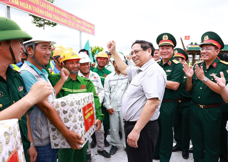 Thủ tướng Phạm Minh Chính và các đơn vị thi công Dự án Cao tốc Châu Đốc-Cần Thơ-Sóc Trăng thể hiện quyết tâm hoàn thành dự án đúng tiến độ. (Ảnh: Dương Giang/TTXVN)