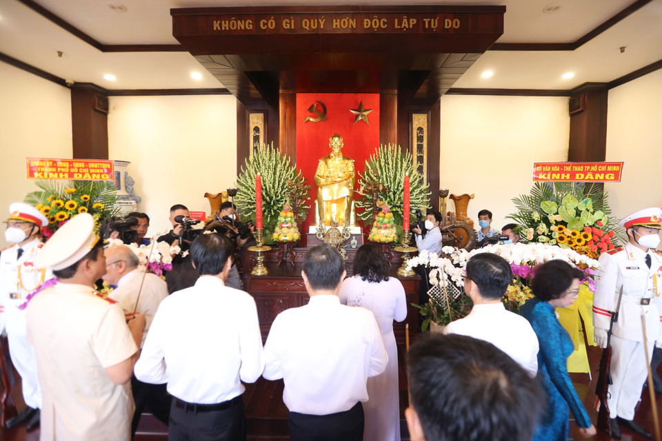 Lãnh đạo Thành phố Hồ Chí Minh dâng hương Chủ tịch Hồ Chí Minh tại Bảo tàng Hồ Chí Minh chi nhánh Thành phố Hồ Chí Minh. (Ảnh: Thanh Vũ/TTXVN)
