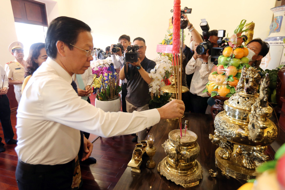 Chủ tịch UBND Thành phố Hồ Chí Minh Phan Văn Mãi dâng hương Chủ tịch Hồ Chí Minh tại Bảo tàng Hồ Chí Minh chi nhánh Thành phố Hồ Chí Minh. (Ảnh: Thanh Vũ/TTXVN)