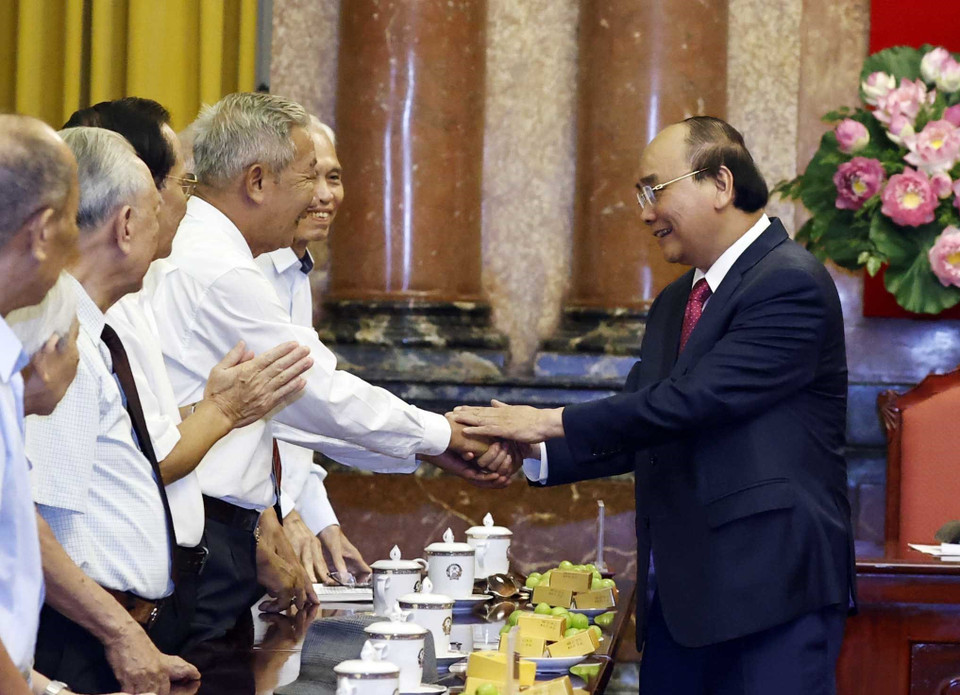 Chủ tịch nước Nguyễn Xuân Phúc với các cán bộ từng phục vụ và bảo vệ Bác Hồ. (Ảnh: Thống Nhất/TTXVN)