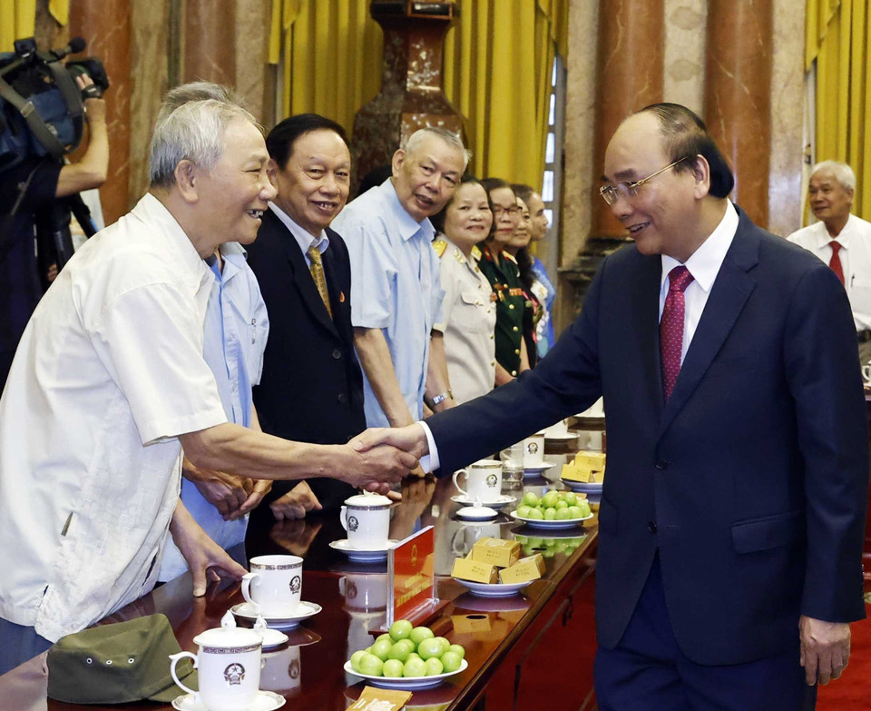 Chủ tịch nước Nguyễn Xuân Phúc gặp mặt thân mật các cán bộ từng trực tiếp phục vụ và bảo vệ Bác Hồ nhân dịp kỷ niệm 77 năm Quốc khánh 2/9, 53 năm ngày Chủ tịch Hồ Chí Minh đi xa và 53 năm thực hiện Di chúc của Người. (Ảnh: Thống Nhất/TTXVN)