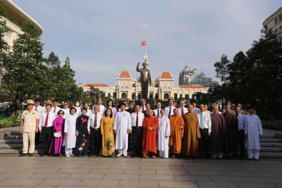 Ông Nguyễn Văn Nên, Ủy viên Bộ Chính trị, Bí thư Thành ủy Thành phố Hồ Chí Minh, cùng đoàn đại biểu Thành phố chụp ảnh lưu niệm tại Công viên Tượng đài Chủ tịch Hồ Chí Minh ở phố đi bộ Nguyễn Huệ, quận 1, Thành phố Hồ Chí Minh. (Ảnh: Thanh Vũ/TTXVN)