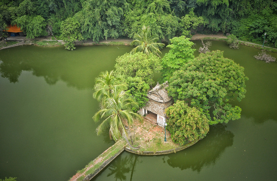Ngày nay, trong quần thể di tích vẫn giữ được một số hạng mục công trình kiến trúc vô giá do bàn tay, khối óc tài hoa của người nghệ nhân dân gian vùng ‘đất trăm nghề’ Hà Tây cũ tạo dựng qua nhiều thế hệ như chùa Một Mái, nhà thủy đình 8 mái giữa một vùng trời non nước biếc xanh thơ mộng. (Ảnh: Xuân Mai/Vietnam+)
