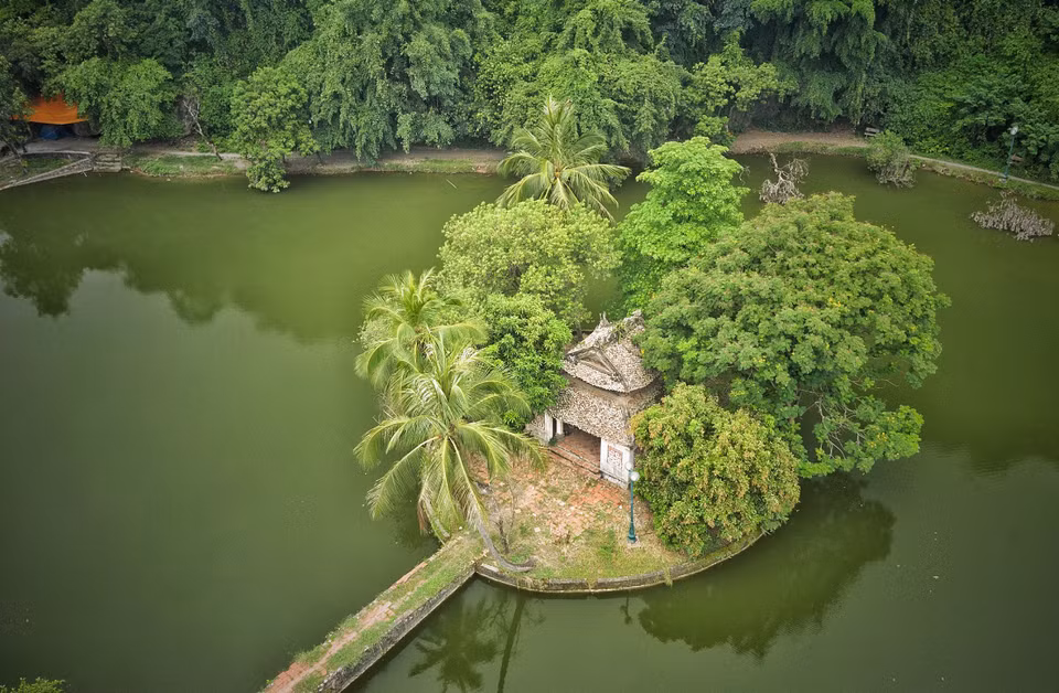 Ngày nay, trong quần thể di tích vẫn giữ được một số hạng mục công trình kiến trúc vô giá do bàn tay, khối óc tài hoa của người nghệ nhân dân gian vùng ‘đất trăm nghề’ Hà Tây cũ tạo dựng qua nhiều thế hệ như chùa Một Mái, nhà thủy đình 8 mái giữa một vùng trời non nước biếc xanh thơ mộng. (Ảnh: Xuân Mai/Vietnam+)