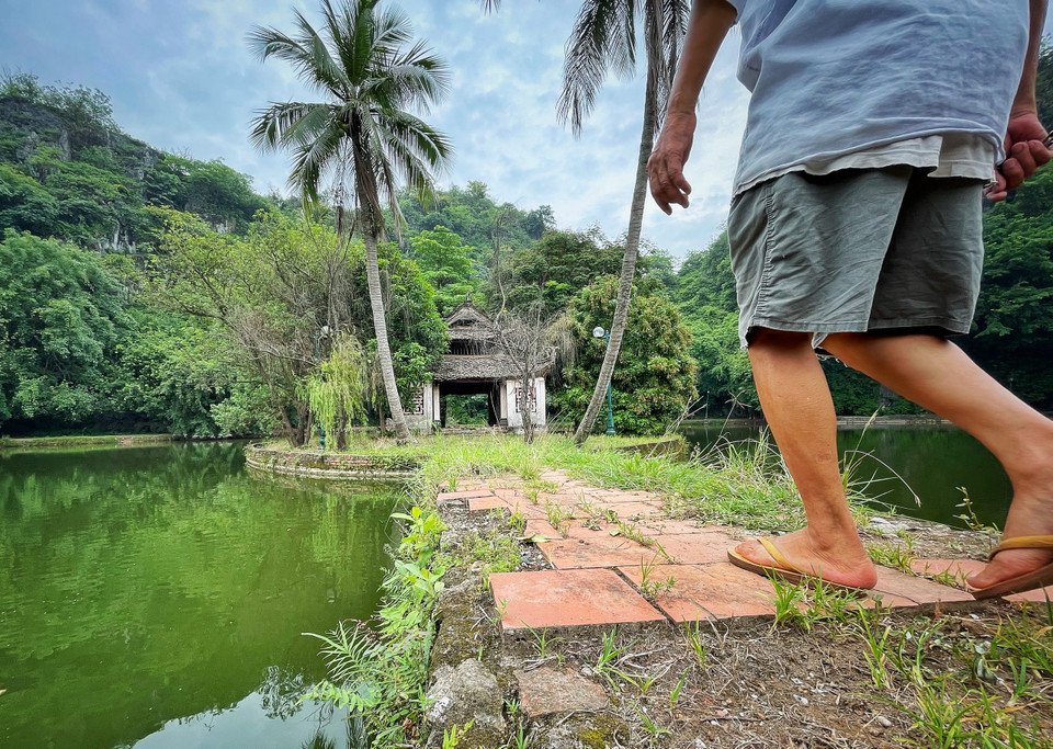 Lối ra nhà thủy đình ở đây đã bắt đầu xuống cấp. (Ảnh: Xuân Mai/Vietnam+)