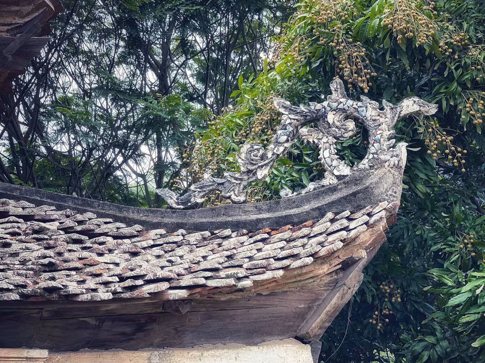 Mái dốc có 8 đầu đao cong mềm mại hình rồng. (Ảnh: Xuân Mai/Vietnam+)