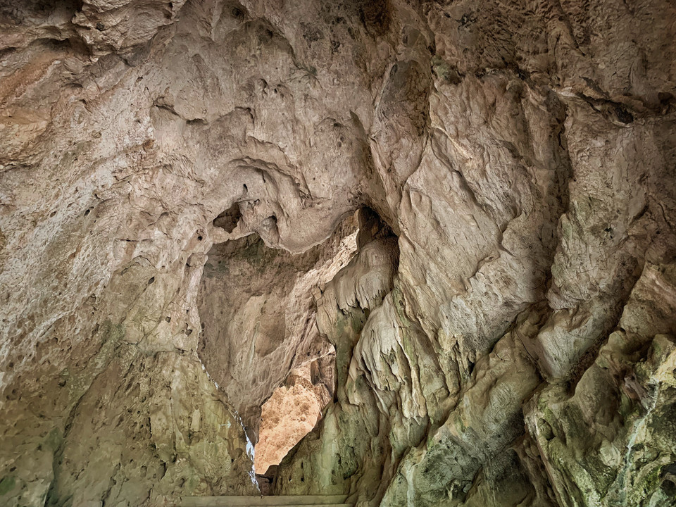 Cửa hang có hình trái tim tự nhiên vô cùng độc đáo. (Ảnh: Xuân Mai/Vietnam+)