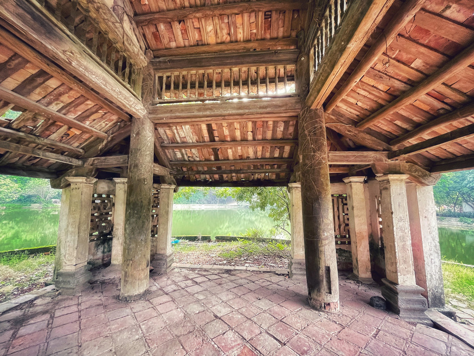 Không gian bên trong thủy đình. Thời gian đã khiến hệ thống cột gỗ, mái đình bị mối mọt và bắt đầu xuống cấp. (Ảnh: Xuân Mai/Vietnam+)