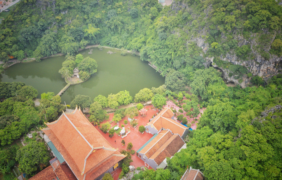 Động và núi Hoàng Xá nằm trong hệ thống 'thập lục đại danh sơn' (tức 16 quả núi lớn nổi tiếng) của phủ Quốc Oai xưa. (Ảnh: Xuân Mai/Vietnam+)