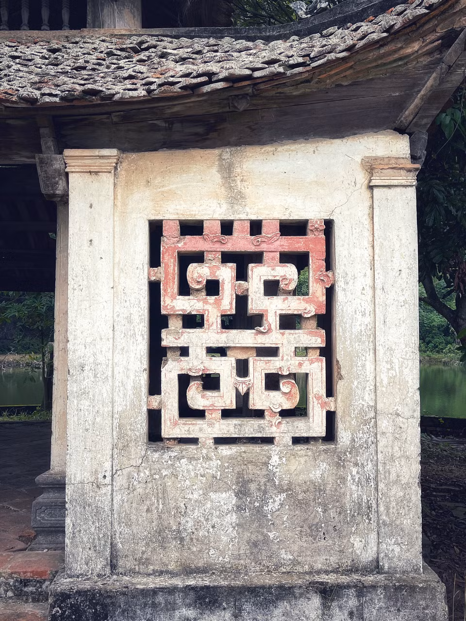 Họa tiết hoa văn trang trí kiến trúc theo lối cổ. (Ảnh: Xuân Mai/Vietnam+)