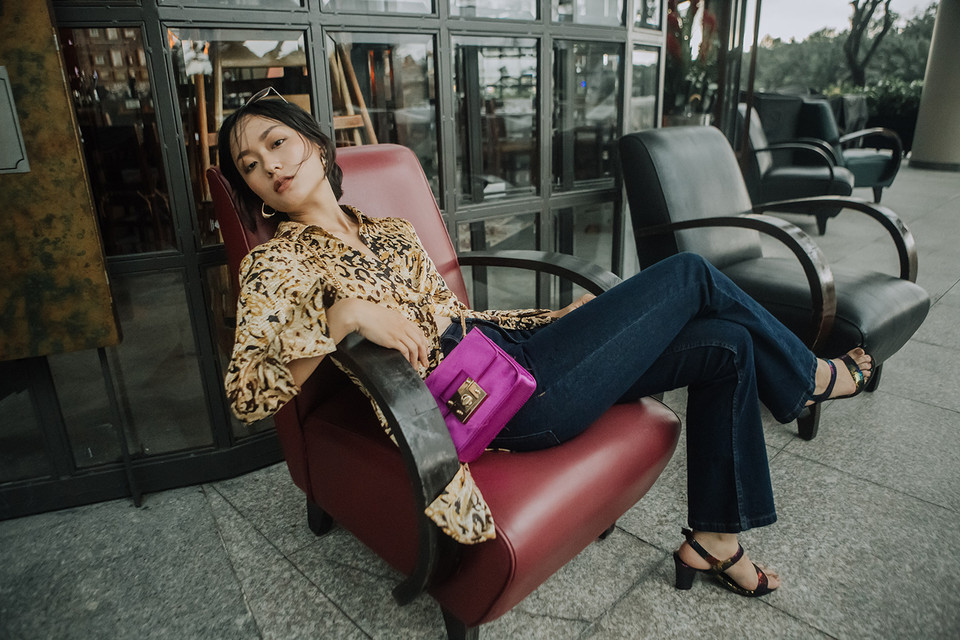 Thu Anh diện chiếc quần jean ống loe kết hợp cùng áo sơ mi họa tiết da báo sành điệu. (Ảnh: BTC)