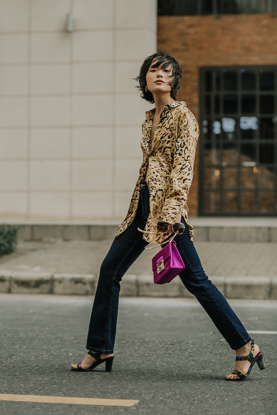 Nhấn nhá thêm cho set đồ là chiếc túi nhỏ màu tím cá tính cùng tạo dáng đậm chất high fashion.