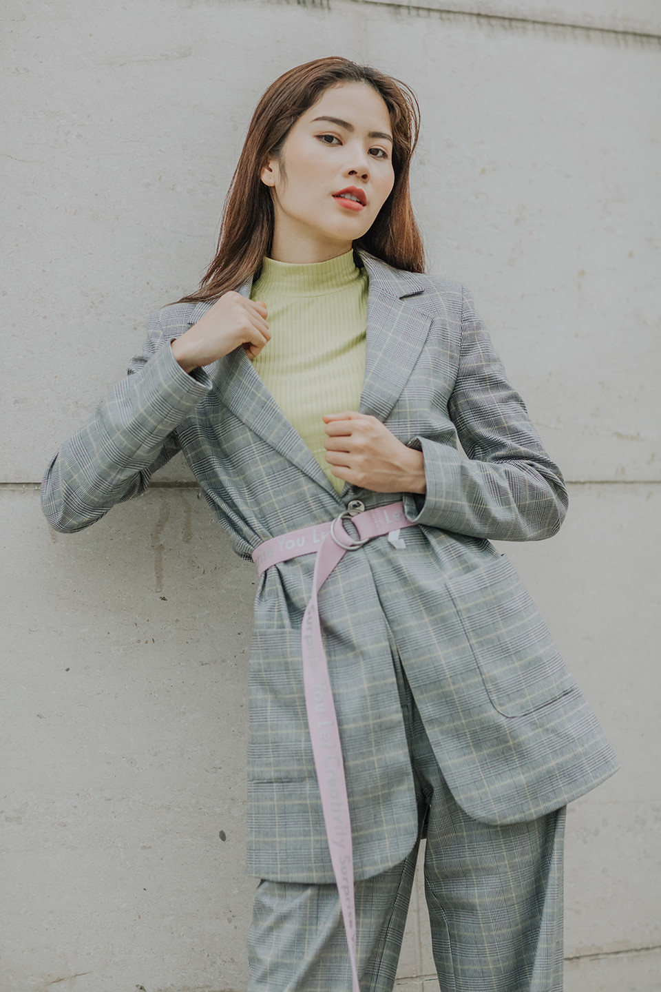 Lệ Nam mang đến hình ảnh đầy cá tính và mạnh mẽ với phong cách menswear khi diện chiếc áo blazer kẻ ca rô dáng dài kết hợp cùng quần âu dáng suông họa tiết, điểm nhấn là chiếc thắt lưng màu hồng phá cách.