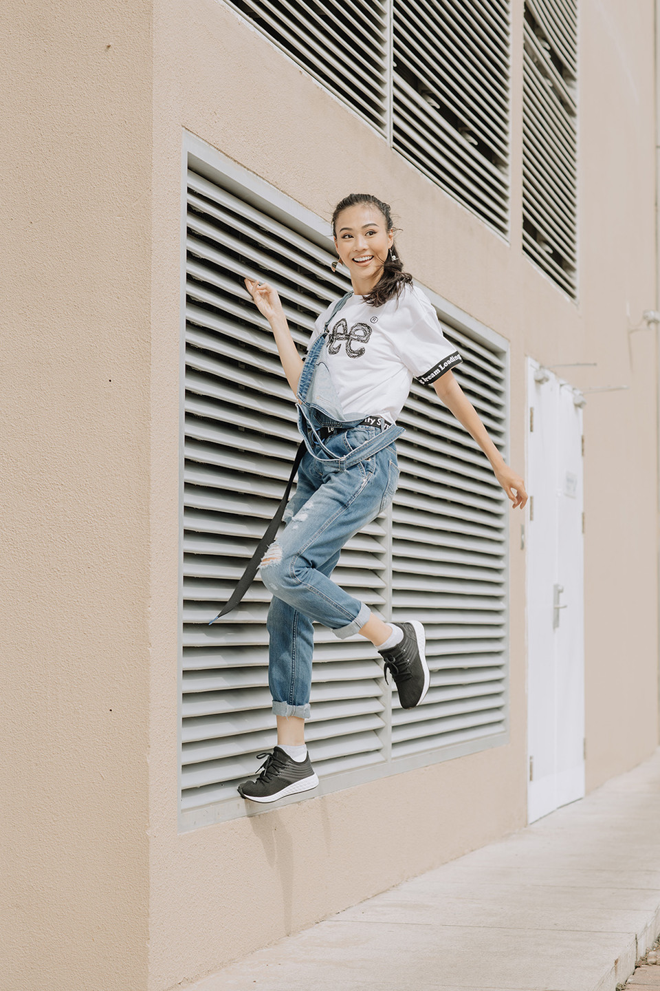 Tuyết Như hóa thân thành cô nàng có phong cách thời trang khỏe khoắn, năng động khi khéo léo diện chiếc quần yếm jean kết hợp cùng áo thun trắng đơn giản và trẻ trung, phù hợp với không khí nhộn nhịp, đô hội của Sài Gòn.