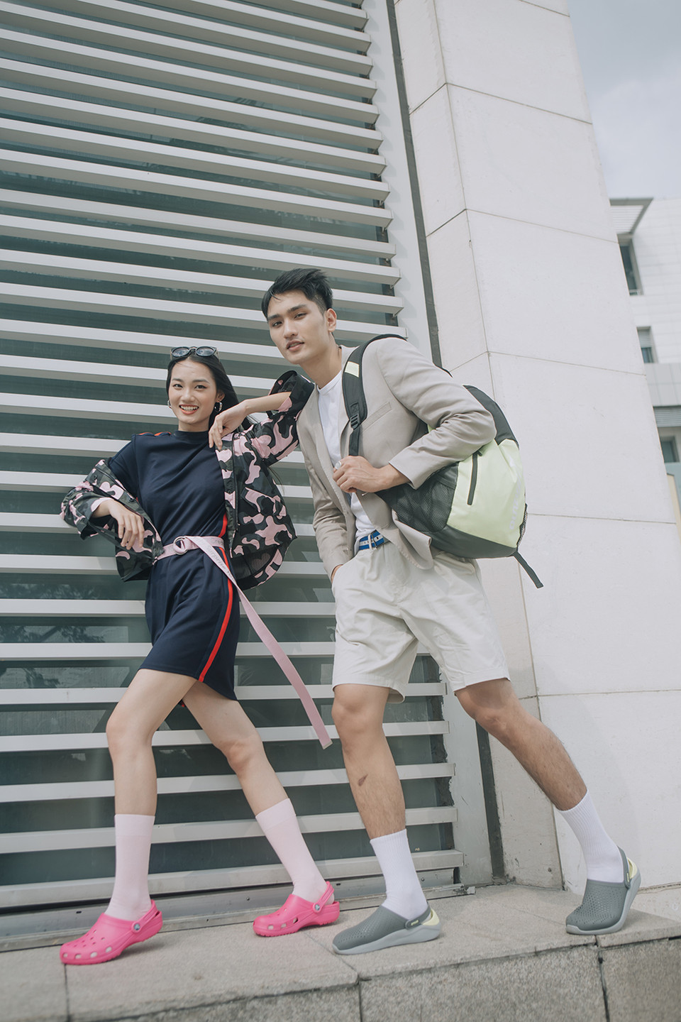 Huy Quang và Quỳnh Anh mang đến nét tươi mới với set đồ mang hơi hướng thể thao phá cách khi kết hợp các món đồ đơn giản cùng với đôi giày Crocs nổi bật.