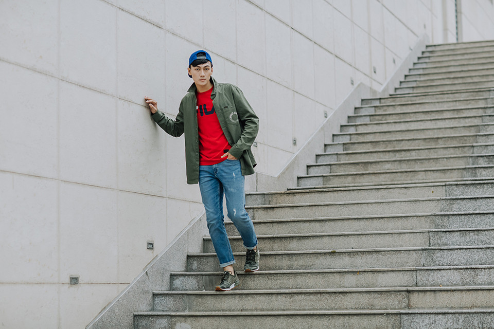 Mạc Trung Kiên khỏe khoắn trong set đồ kết hơp áo thun màu đỏ rực rỡ cùng quần jean và áo sơ mi khoác ngoài, đem đến vẻ ngoài trẻ trung và năng động.