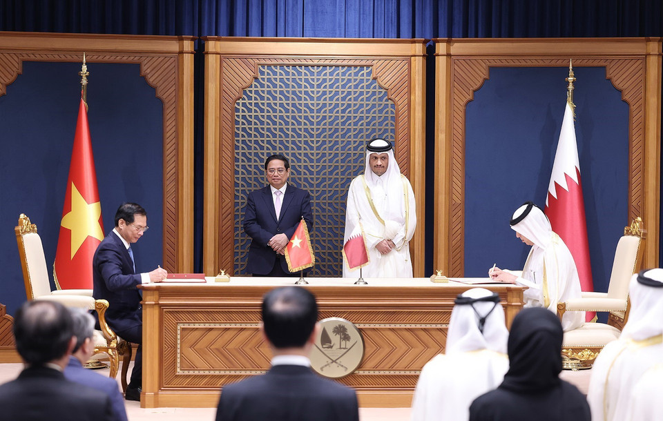 Thủ tướng Phạm Minh Chính và Thủ tướng Nhà nước Qatar Sheikh Mohammed bin Abdulrahman bin Jasim Al-Thani chứng kiến Lễ ký Nghị định thư giữa Chính phủ Việt Nam và Chính phủ Qatar sửa đổi Hiệp định giữa Chính phủ Việt Nam và Chính phủ Qatar về vận chuyển hàng không. (Ảnh: Dương Giang/TTXVN)