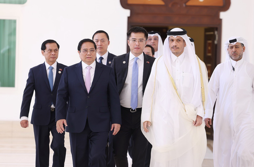 Thủ tướng Phạm Minh Chính với Thủ tướng Nhà nước Qatar Sheikh Mohammed bin Abdulrahman bin Jasim Al-Thani. (Ảnh: Dương Giang/TTXVN)