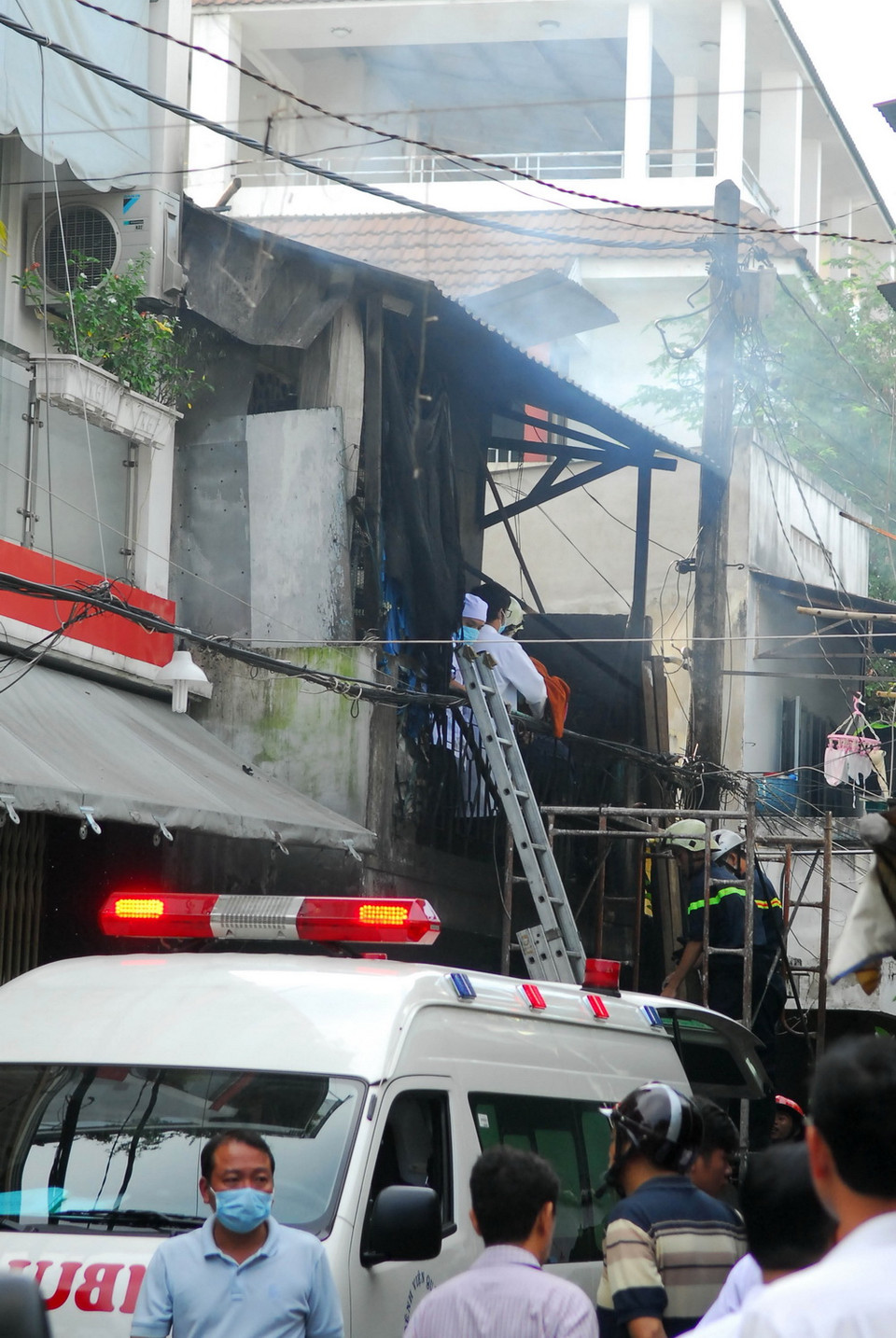 Khi phát hiện lửa bùng phát ở tầng trệt, người dân đã dùng nước và bình chữa cháy dập lửa nhưng không thành. (Ảnh: Mạnh Linh/TTXVN)