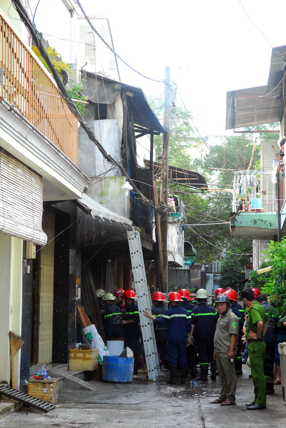 Vào thời điểm cháy, trong nhà có 8 người thì 5 người may mắn thoát được ra ngoài; nhiều tài sản trong căn nhà bị thiêu rụi. (Ảnh: Mạnh Linh/TTXVN)