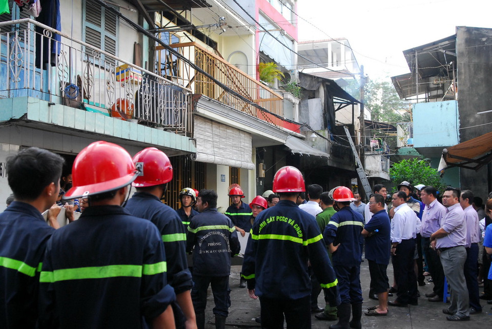 Đến 8 giờ 20 phút cùng ngày, thi thể các nạn nhân mới được đưa ra ngoài. (Ảnh: Mạnh Linh/TTXVN)