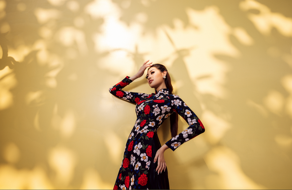 Bộ ảnh lấy cảm hứng từ khung cảnh hoàng hôn - thời điểm gợi nhiều cảm xúc, hoàng hôn còn mang ý nghĩa về khoảnh khắc giao thoa kết thúc một ngày. (Ảnh: CTV/Vietnam+)