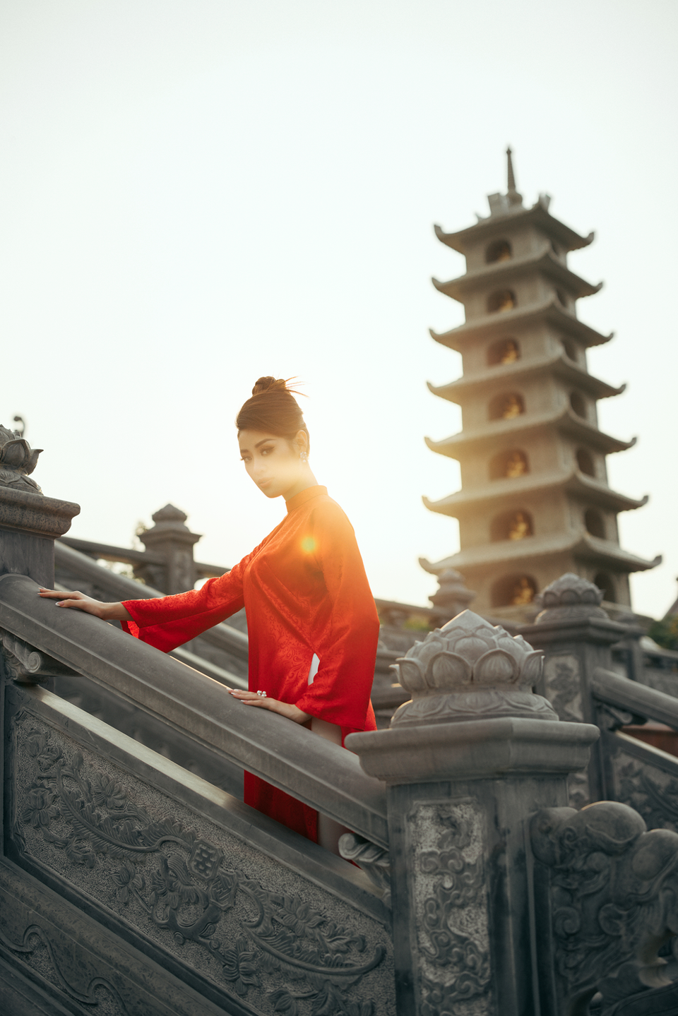 Thấp thoáng dưới ánh chiều tà, con người và cảnh vật hòa quyện cùng tạo nên tổng thể hài hòa. (Ảnh: CTV/Vietnam+)