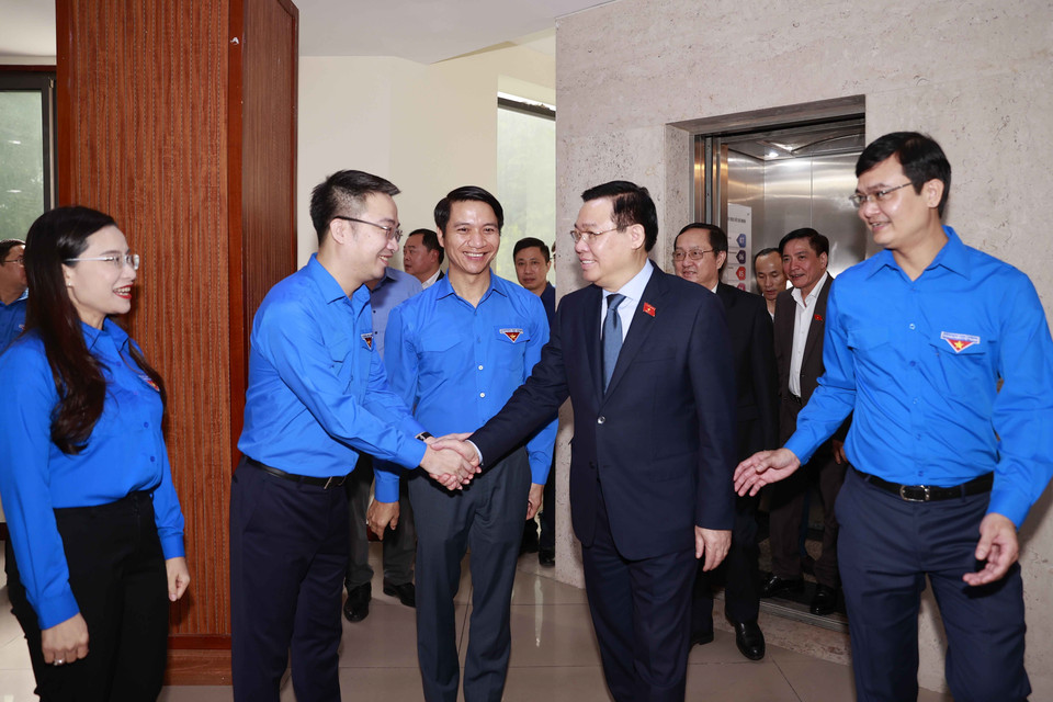 Chủ tịch Quốc hội Vương Đình Huệ với Ban Bí thư Trung ương Đoàn và các đại biểu. (Ảnh: Doãn Tấn/TTXVN)