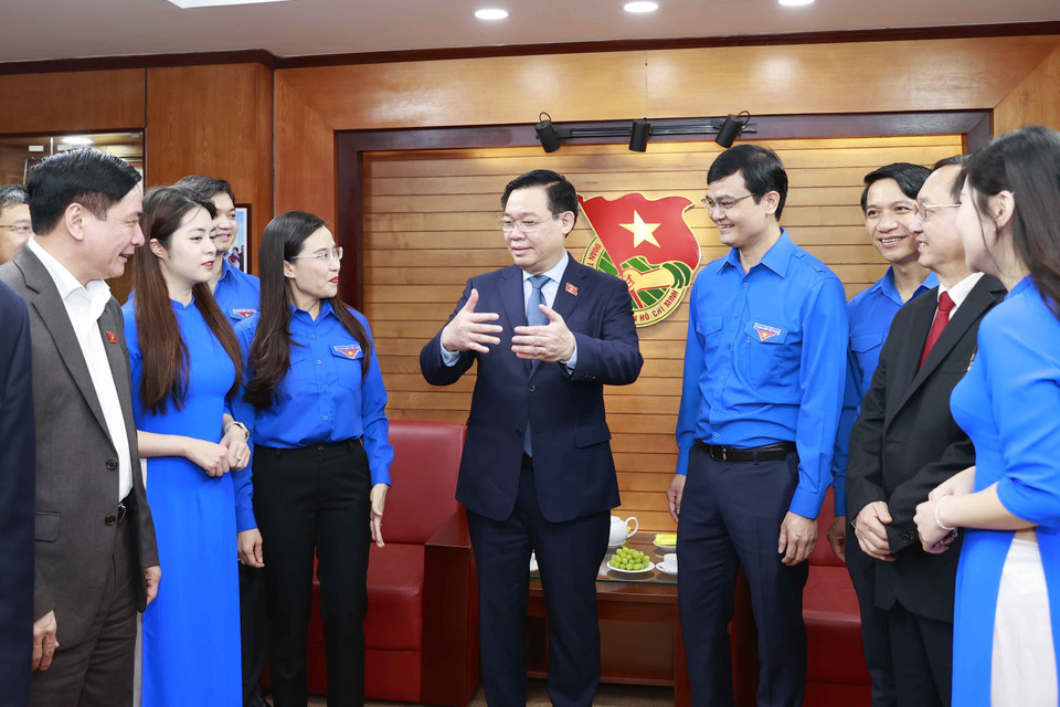 Chủ tịch Quốc hội Vương Đình Huệ trao đổi với Ban Bí thư Trung ương Đoàn và các đại biểu. (Ảnh: Doãn Tấn/TTXVN)