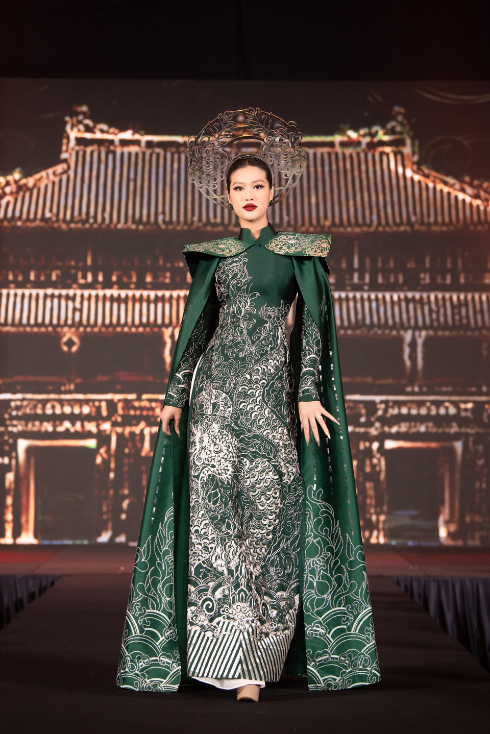 Thiên Ân cùng với thần thái trình diễn sang trọng khi khoác lên mình chiếc áo dài truyền thống mang đậm nét văn hóa miền Bắc Bộ, Việt Nam. Màn xuất hiện của nàng hậu thu hút được sự chú ý của mọi ánh nhìn và không hề kém cạnh so với Isabella. (Ảnh: CTV/Vietnam+)