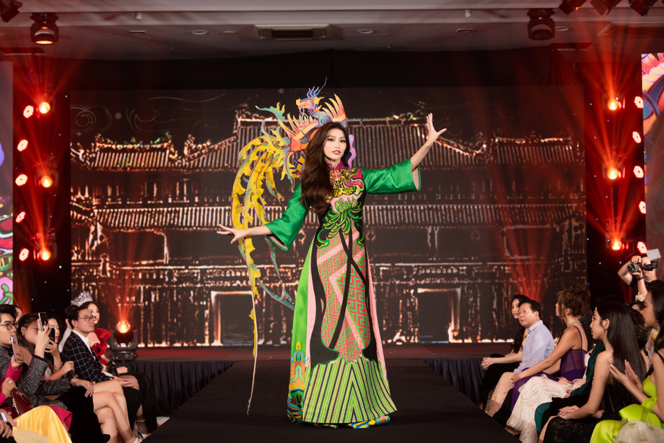Tiết mục trình diễn bộ sưu tập thời trang ‘Hoa cúc và Mặt Trời đại Việt’ của nhà thiết kế Vũ Lan Anh (La Sen Vũ). (Ảnh: CTV/Vietnam+)