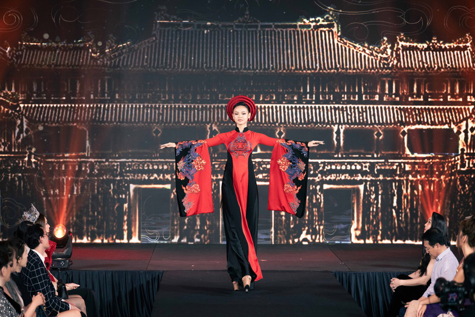 Các người đẹp diện trang phục áo dài truyền thống của Việt Nam với mong muốn lan tỏa thông điệp giữ gìn, tôn vinh vẻ đẹp của di sản văn hóa Việt. (Ảnh: CTV/Vietnam+)