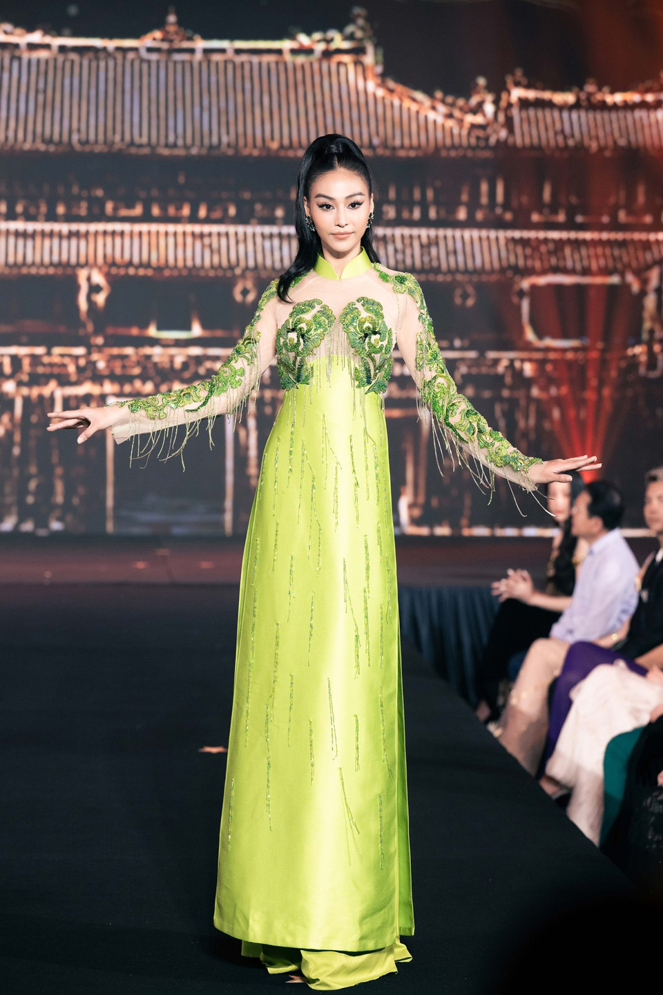 Cùng với đó là sự góp mặt của các Á hậu và Người đẹp Miss Grand Vietnam 2022: Chế Nguyễn Quỳnh Châu, Trần Tuyết Như, Trần Nguyên Minh Thư, Ngô Thị Quỳnh Mai, Nguyễn Anh Thư, “ba Lùi” Nguyên Thảo, Bùi Lý Thiên Hương, Nguyễn Thị Hồng Tuyết, Đinh Thị Mỹ Ái, Trần Thị Thuỳ Trâm. (Ảnh: CTV/Vietnam+)