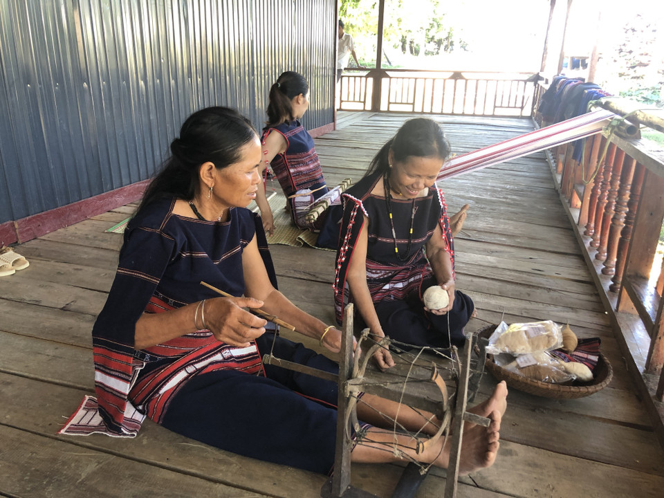 Các chị em trong câu lạc bộ dệt thổ cẩm truyền thống đang cố gắng phát huy giá trị của nghề. (Ảnh: Hoài Nam/TTXVN)