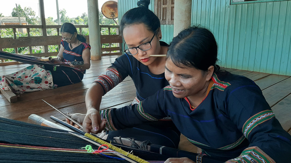 Câu lạc bộ dệt thổ cẩm xã Ia Mơ Nông, huyện Chư Pah (Gia Lai) cùng nhau vượt khó bảo tồn nghề dệt truyền thống. (Ảnh: Hoài Nam/TTXVN)