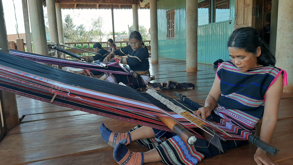 Câu lạc bộ dệt thổ cẩm xã Ia Mơ Nông, huyện Chư Pah (Gia Lai) cùng nhau vượt khó bảo tồn nghề dệt truyền thống. (Ảnh: Hoài Nam/TTXVN)