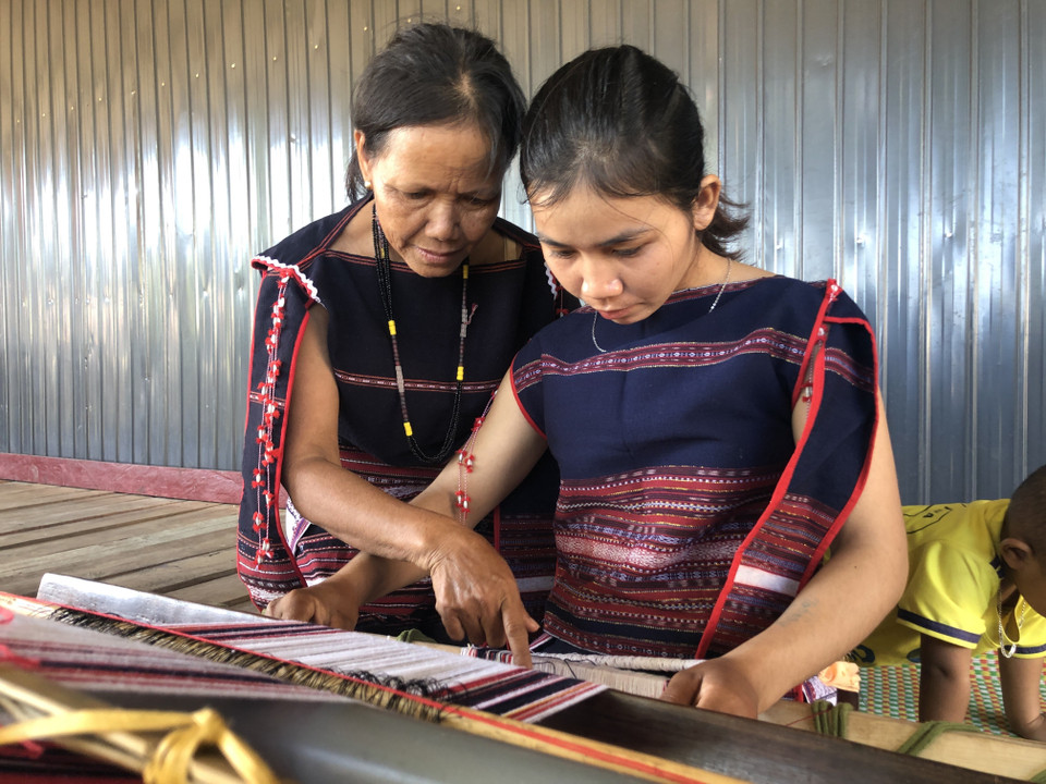 Truyền dạy nghề dệt tổ cẩm cho thế hệ trẻ. (Ảnh: Hoài Nam/TTXVN)