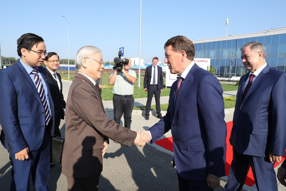 Phó Thủ tướng Liên bang Nga Alexey Gordeyev đón Tổng Bí thư Nguyễn Phú Trọng tại Đặc khu kinh tế Kaluga. (Ảnh: Trí Dũng/TTXVN)