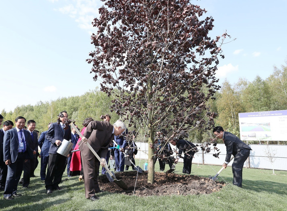 Tổng Bí thư Nguyễn Phú Trọng trồng cây lưu niệm tại khuôn viên xây dựng Nhà máy chế biến sữa của Tập đoàn TH True Milk ở tỉnh Kaluga. (Ảnh: Trí Dũng/TTXVN)