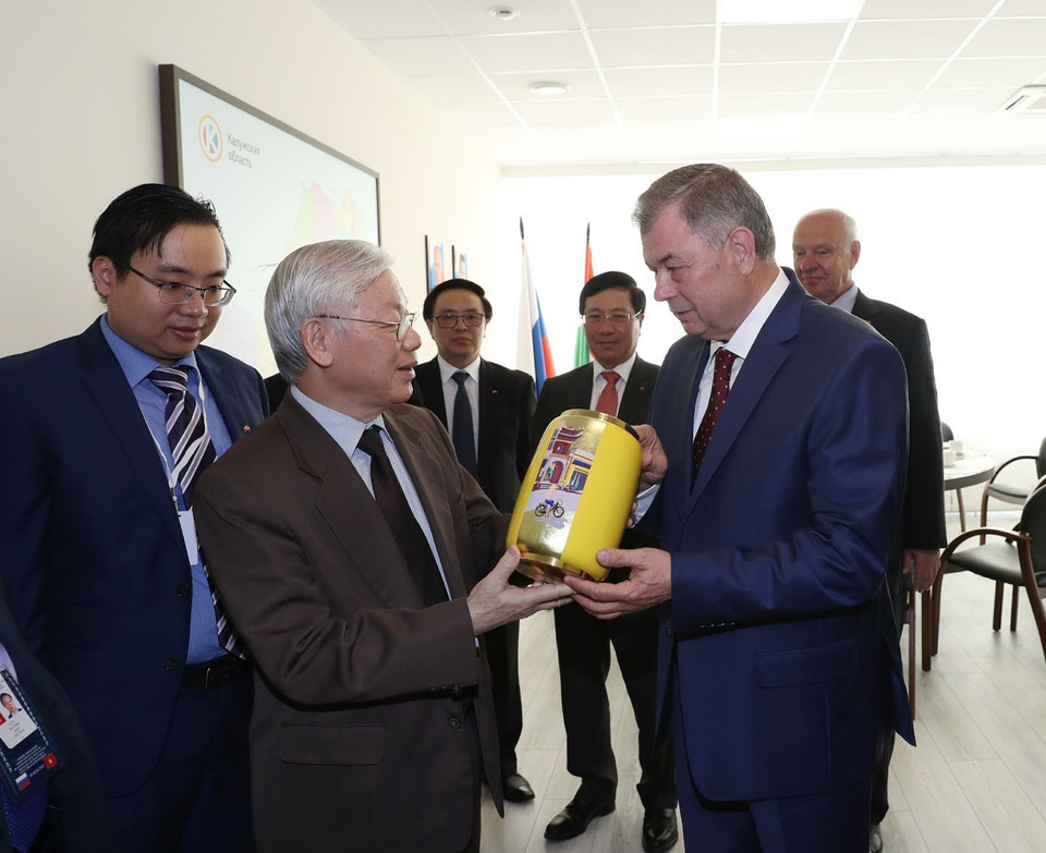 Tổng Bí thư Nguyễn Phú Trọng và Thống đốc tỉnh Kaluga Anatoly Artamonov trao đổi tặng phẩm. (Ảnh: Trí Dũng/TTXVN)