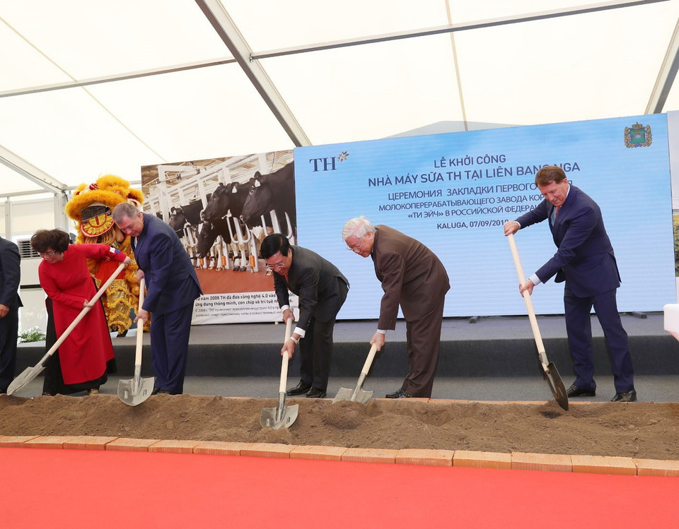 Tổng Bí thư Nguyễn Phú Trọng cùng các đại biểu thực hiện nghi thức động thổ, khởi công dự án xây dựng Nhà máy chế biến sữa của Tập đoàn TH True Milk tại tỉnh Kaluga. (Ảnh: Trí Dũng/TTXVN)