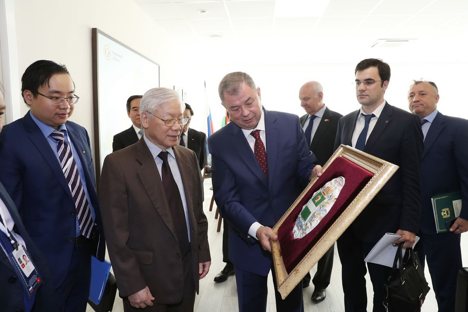 Tổng Bí thư Nguyễn Phú Trọng và Thống đốc tỉnh Kaluga Anatoly Artamonov trao đổi tặng phẩm. (Ảnh: Trí Dũng/TTXVN)