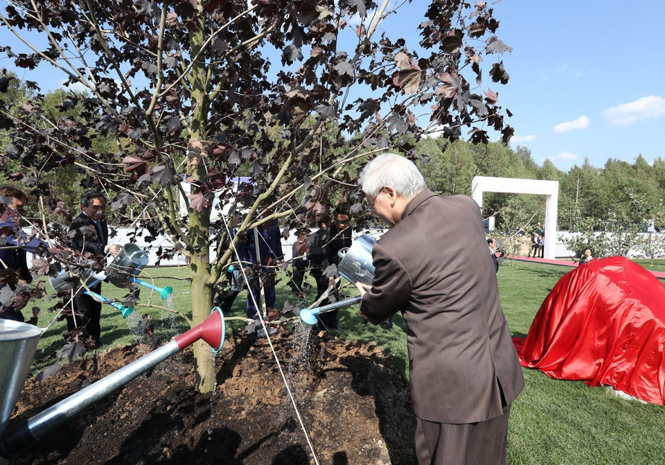 Tổng Bí thư Nguyễn Phú Trọng trồng cây lưu niệm tại khuôn viên xây dựng Nhà máy chế biến sữa của Tập đoàn TH True Milk ở tỉnh Kaluga. (Ảnh: Trí Dũng/TTXVN)